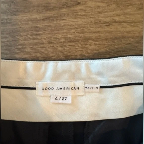 Good American ESSENTIAL SUITING PLEATED CROPPED TROUSERS 25” inseam
